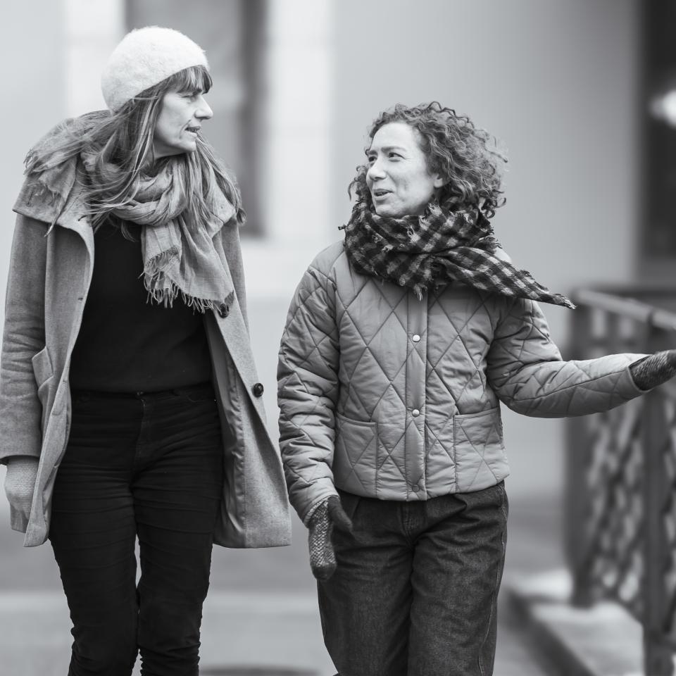 Die Komponistinnen Katharina Rosenberger und Dzovinar Mikirditsian am gehen und am sich unterhalten